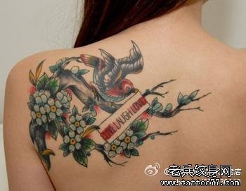 女人后背潮流时尚的桃花小燕子纹身图片