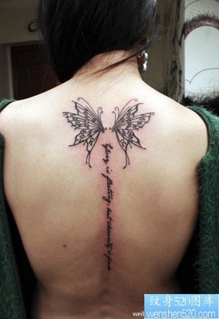 女人后背时尚漂亮的蝴蝶与字母纹身图片