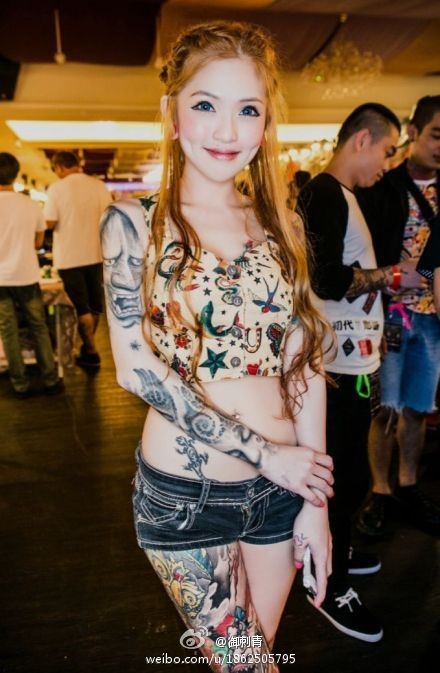 可爱、火辣、性感的美女刺青师Kinki