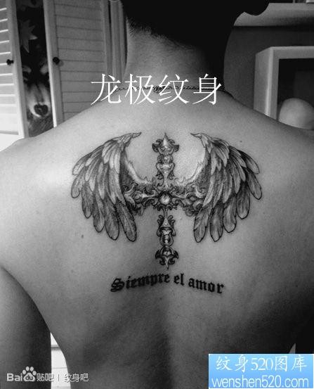 男生后肩背潮流时尚的十字架翅膀纹身图片
