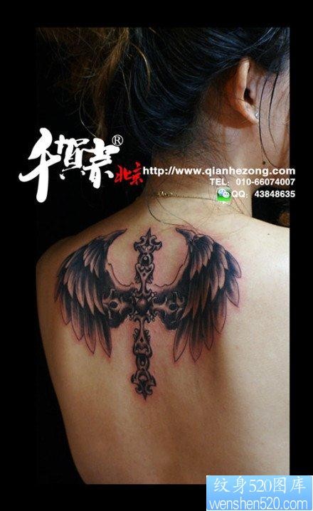 女人手臂时尚经典的十字架翅膀纹身图片