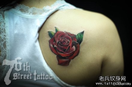 女人后背好看唯美的玫瑰花纹身图片