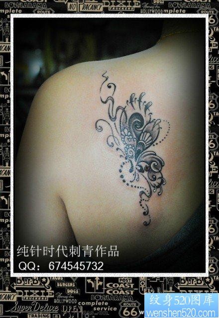 女人肩背时尚唯美的黑白蝴蝶纹身图片