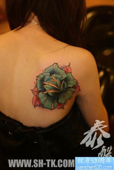 女人后背潮流漂亮的玫瑰花纹身图片