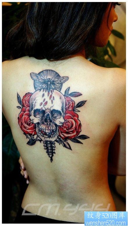 女人后背潮流时尚的玫瑰与骷髅纹身图片