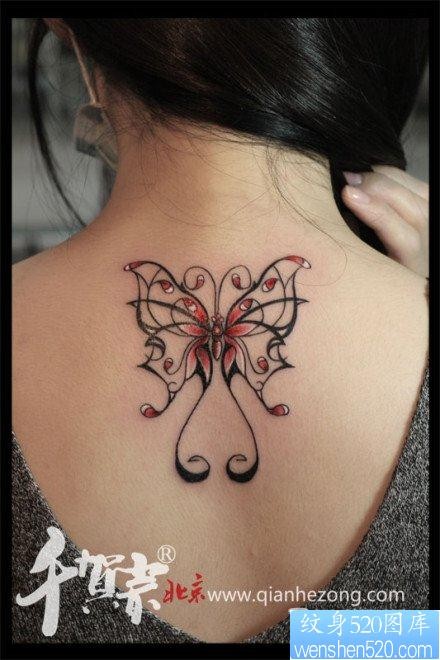 女人后背时尚小巧的蝴蝶纹身图片