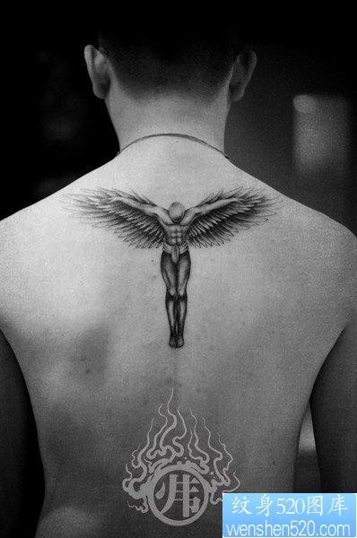 男人后背潮流经典的守护天使纹身图片
