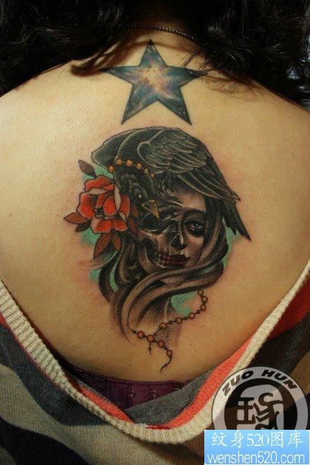 女人后背一幅很酷的一半骷髅一半美女纹身图片
