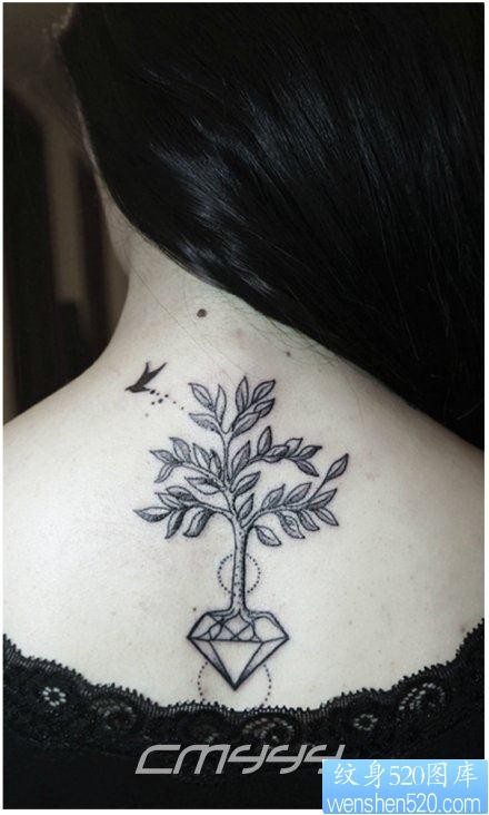女人后背潮流时尚的小树纹身图片