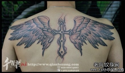 后背潮流帅气的十字架翅膀纹身图片