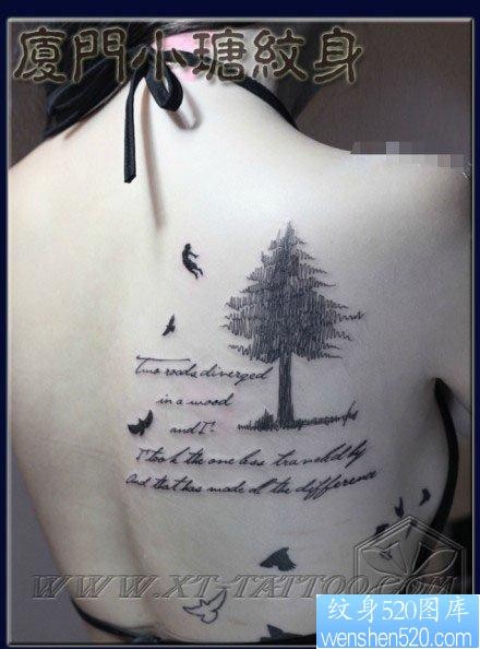 女人背部时尚潮流的小树与小鸟纹身图片