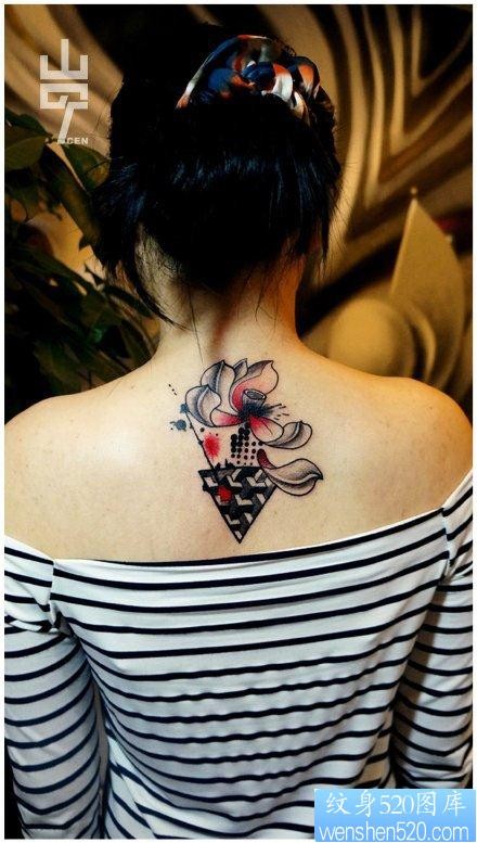 女人后背唯美的一幅黑白莲花纹身图片