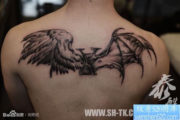 男生背部天使与恶魔翅膀纹身图片
