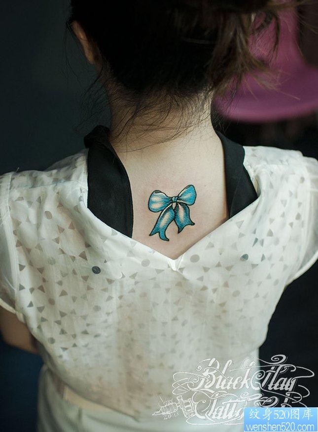 一幅女人颈部小清新蝴蝶结纹身图片有纹身520图库推荐