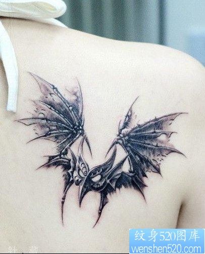 一幅肩部天使翅膀纹身图片由纹身520图库推荐