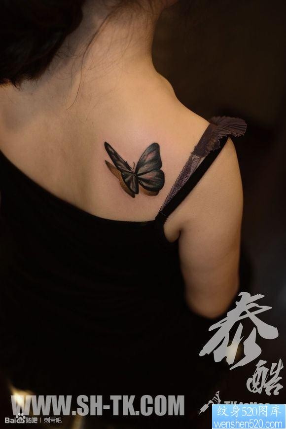 女人背部立体蝴蝶纹身图片
