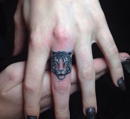 手指上漂亮小小的老虎头像纹身