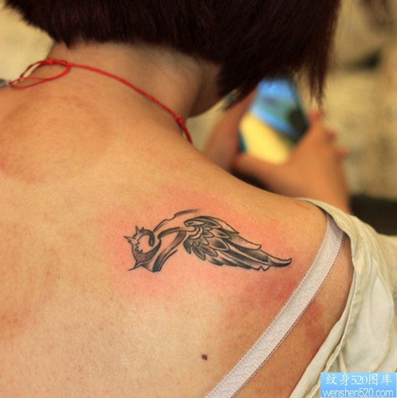 纹身520图库推荐一幅背部翅膀纹身图片