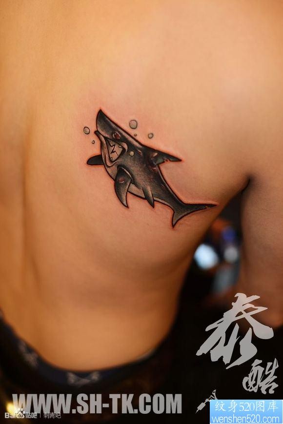 背部个性鲨鱼面具纹身图片