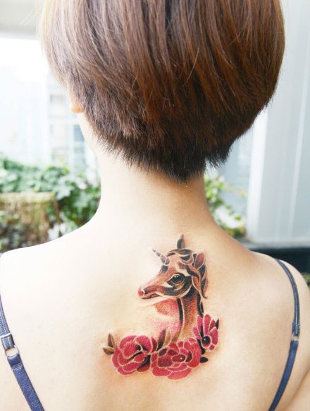 纹身520图库推荐一组女性背部独角兽纹身幅图片