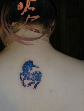 纹身520图库推荐一组女性背部独角兽纹身幅图片