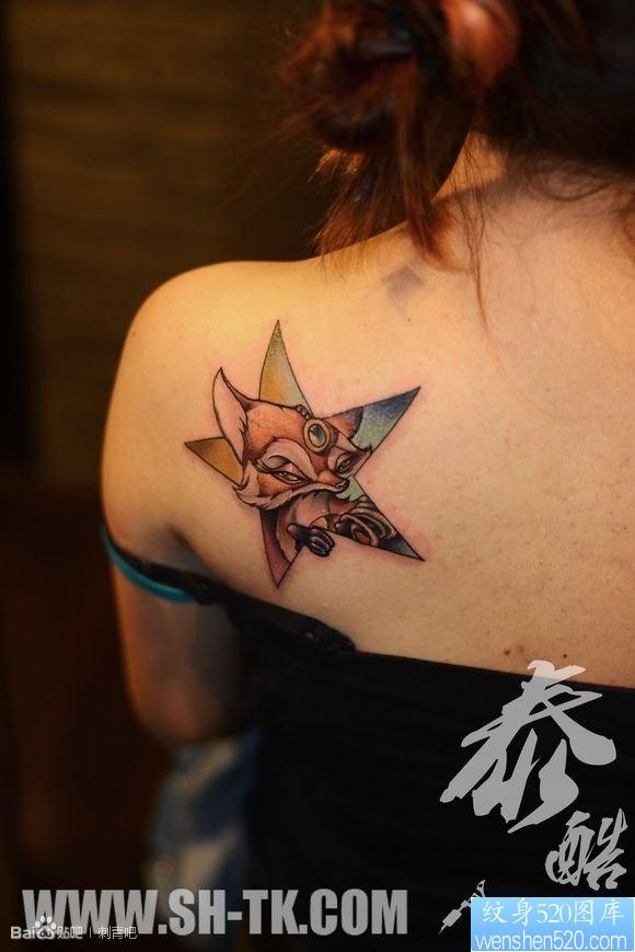 女人背部可爱狐狸和五角星组合纹身图片