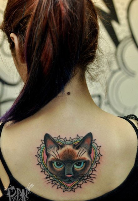 背部可爱小猫纹身图片由纹身520图库推荐