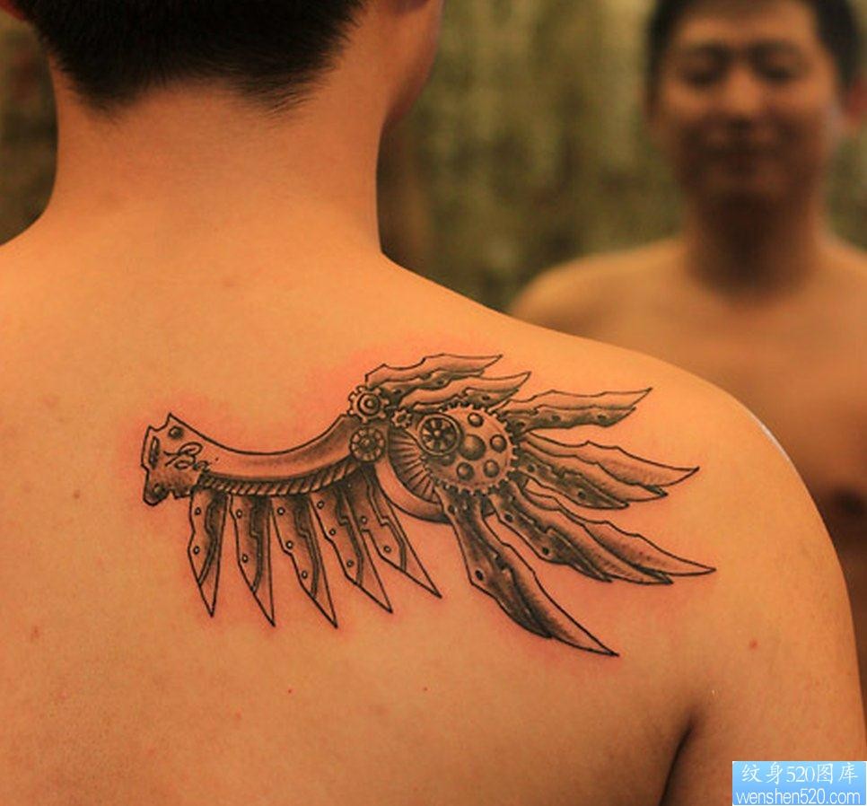 纹身520图库推荐一幅背部机械翅膀纹身图片