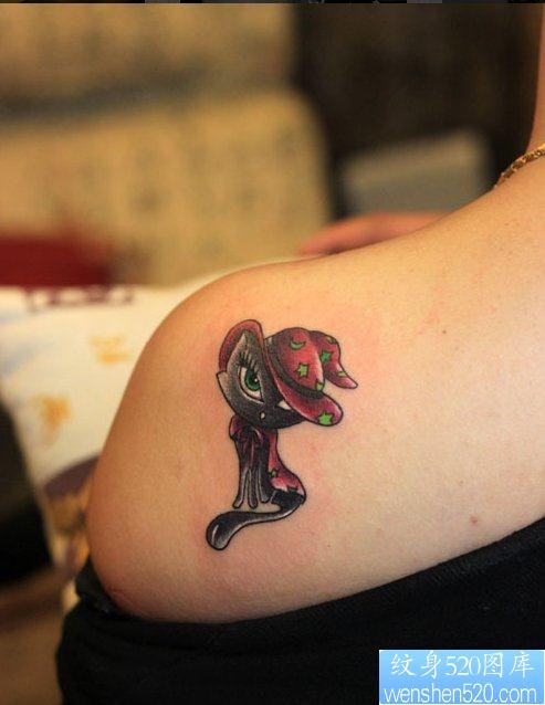 一幅女人背部猫咪纹身图片由纹身520图库推荐