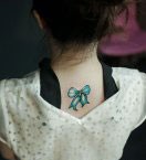 纹身520图库推荐一组女人背部小清新蝴蝶结纹身图片