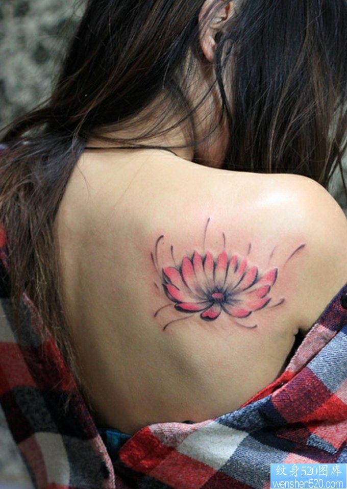 一幅女人背部莲花纹身图片由纹身520图库推荐