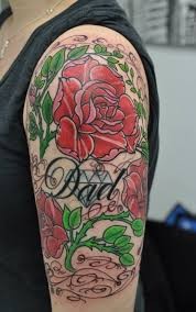 大臂上红色玫瑰和英文纹身