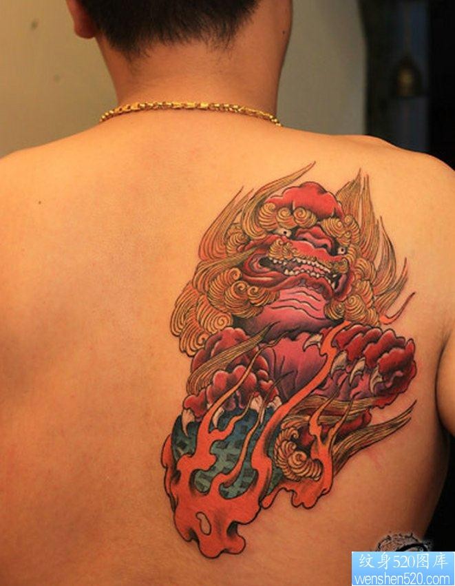 纹身520图库推荐一幅背部彩色唐狮子纹身图片