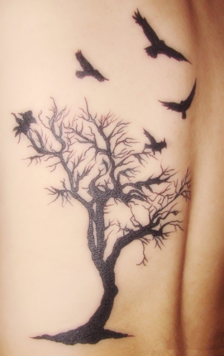 男人背部枯树小鸟漂亮刺青