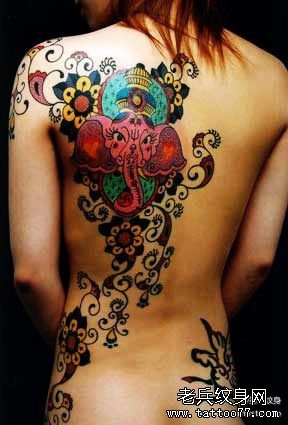 女人肩部传统象神纹身图片由纹身520图库推荐