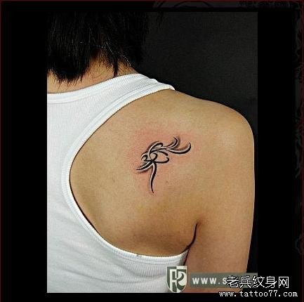 男生背部个性花茎图腾纹身图片