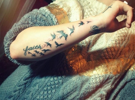 女性手臂黑色小鸟独特英文漂亮刺青