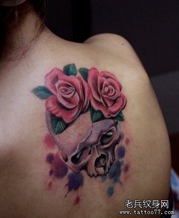一幅女人背部骷髅头玫瑰花文身图片由纹身520图库推荐