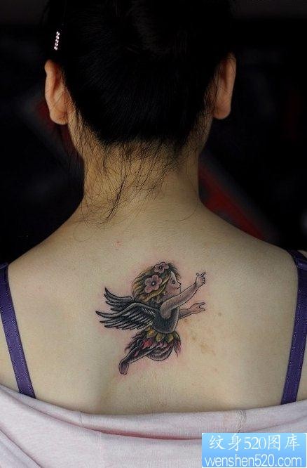 纹身520图库推荐一幅女人背部天使文身图片