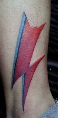 腿部纹身图片：腿部彩色闪电符号纹身图片纹身作品