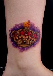 腿部纹身图片：腿部彩色皇冠纹身图片纹身作品