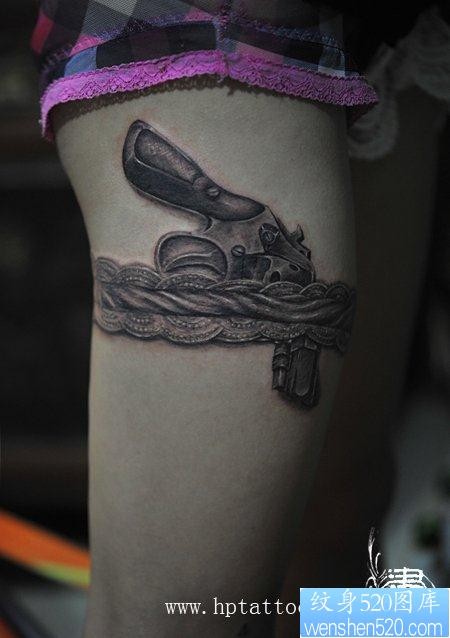 腿部纹身图片：腿部蕾丝手枪纹身图片纹身作品