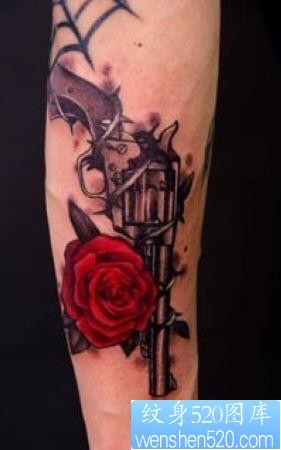 腿部纹身图片：腿部彩色玫瑰手枪纹身图片纹身作品