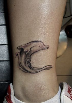 腿部纹身图片：腿部海豚纹身图片纹身作品