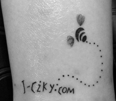 腿部纹身图片：腿部可爱小蜜蜂文字纹身图片纹身作品
