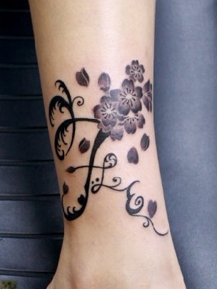 腿部纹身图片：腿部樱花藤蔓纹身图片纹身作品