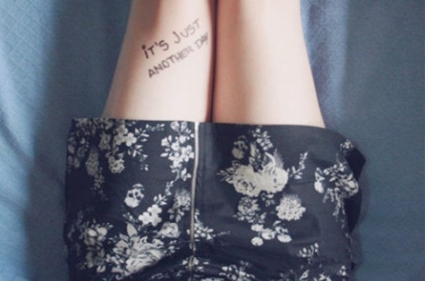 女性腿部简单英文漂亮刺青