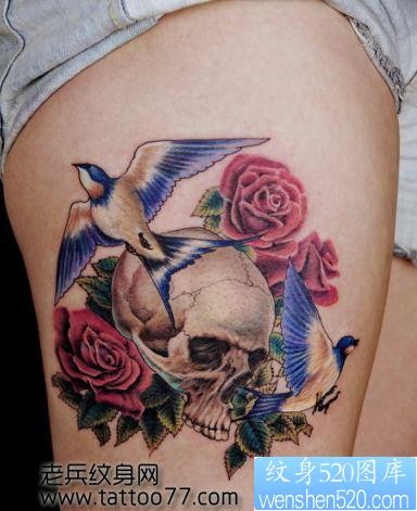 另类的腿部骷髅玫瑰花纹身图片