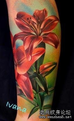 腿部彩色3D花卉纹身图片