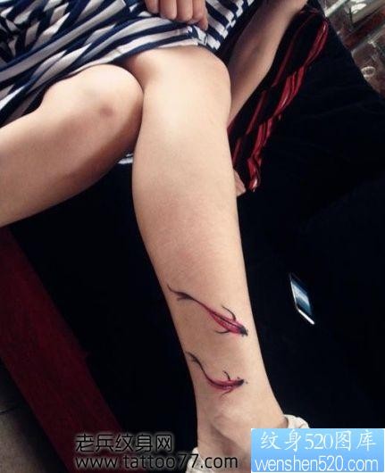 腿部唯美的小锦鲤纹身图片